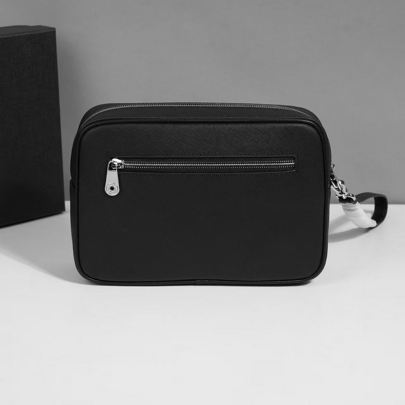 萬寶龍爆款來襲，精緻手包 選用由再生聚酯纖維和棉質(zhì)紗線制成的面料打造，裝飾專屬標(biāo)