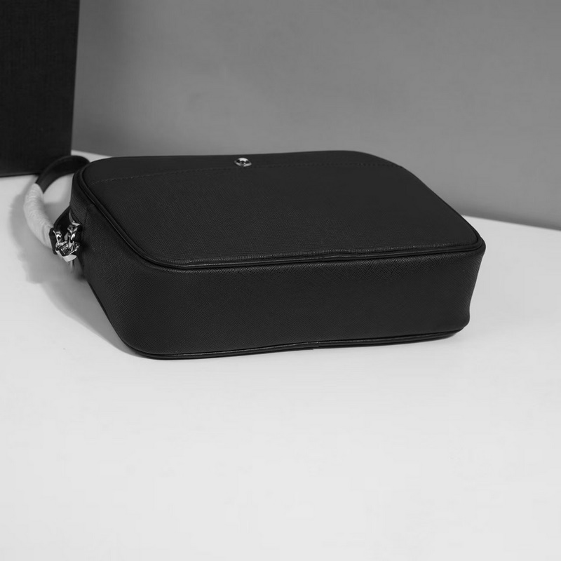 萬寶龍爆款來襲，精緻手包 選用由再生聚酯纖維和棉質(zhì)紗線制成的面料打造，裝飾專屬標(biāo)