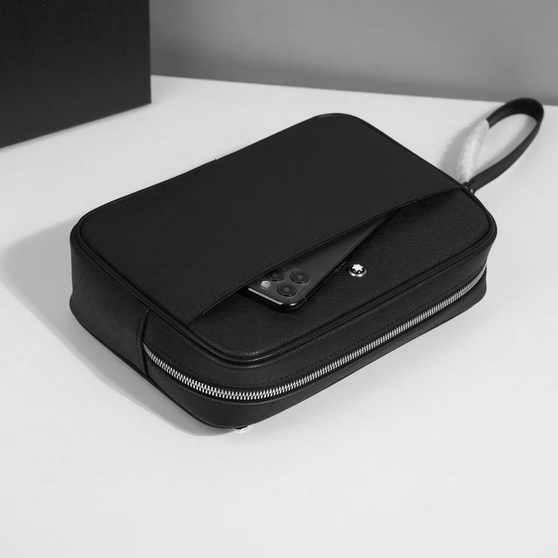 萬寶龍爆款來襲，精緻手包 選用由再生聚酯纖維和棉質(zhì)紗線制成的面料打造，裝飾專屬標(biāo)