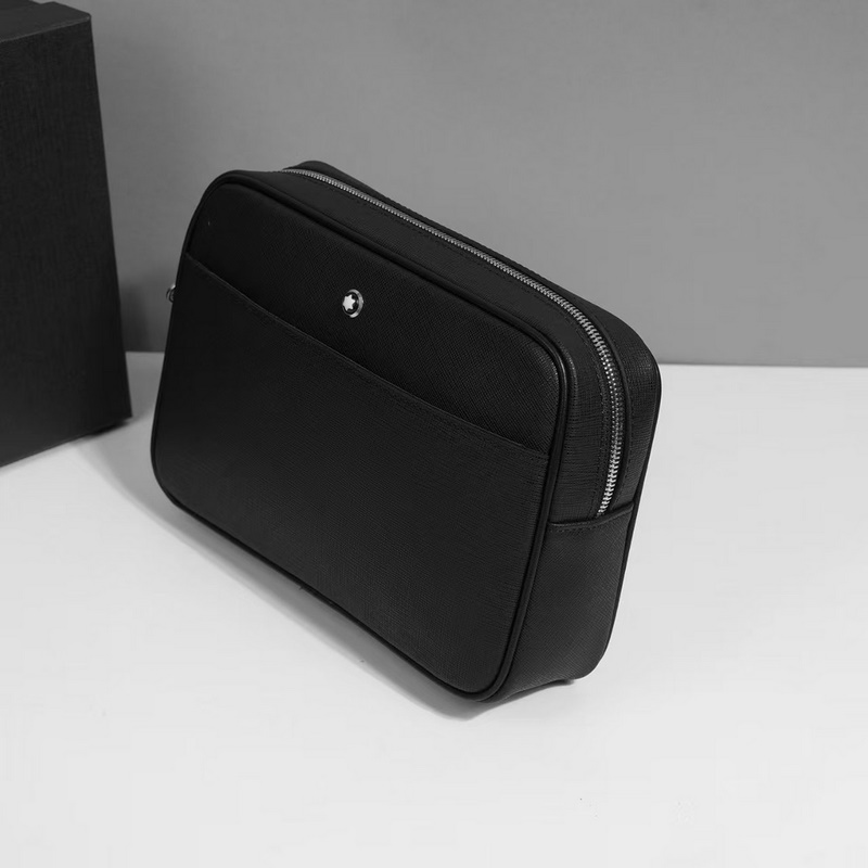 萬寶龍爆款來襲，精緻手包 選用由再生聚酯纖維和棉質(zhì)紗線制成的面料打造，裝飾專屬標(biāo)