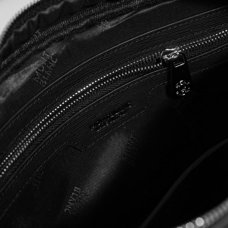 萬寶龍爆款來襲，精緻手包 選用由再生聚酯纖維和棉質(zhì)紗線制成的面料打造，裝飾專屬標(biāo)