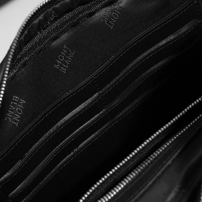 萬寶龍爆款來襲，精緻手包 選用由再生聚酯纖維和棉質(zhì)紗線制成的面料打造，裝飾專屬標(biāo)