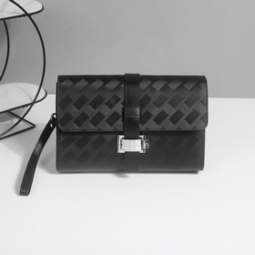 萬寶龍爆款來襲，精緻手包 選用由再生聚酯纖維頭層牛皮和棉質(zhì)紗線制成的頭層牛皮面料