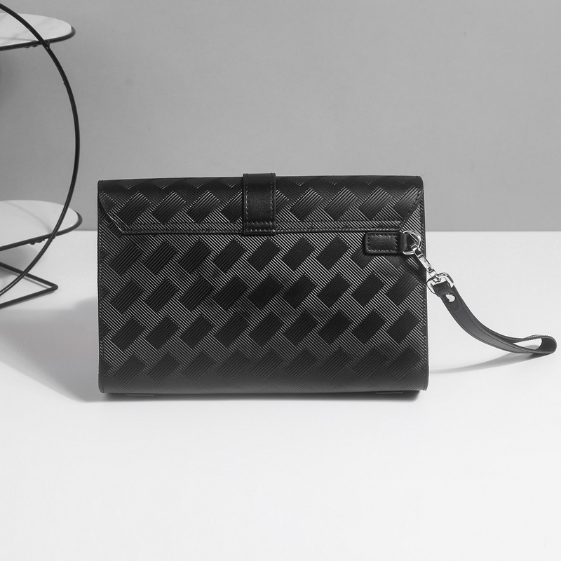 萬寶龍爆款來襲，精緻手包 選用由再生聚酯纖維頭層牛皮和棉質紗線制成的頭層牛皮面料