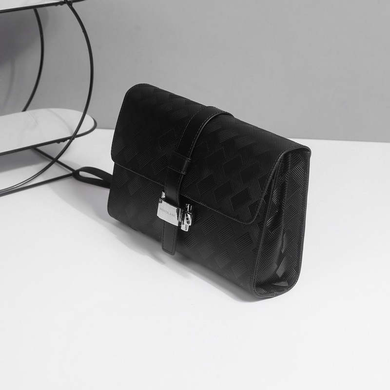 萬寶龍爆款來襲，精緻手包 選用由再生聚酯纖維頭層牛皮和棉質紗線制成的頭層牛皮面料