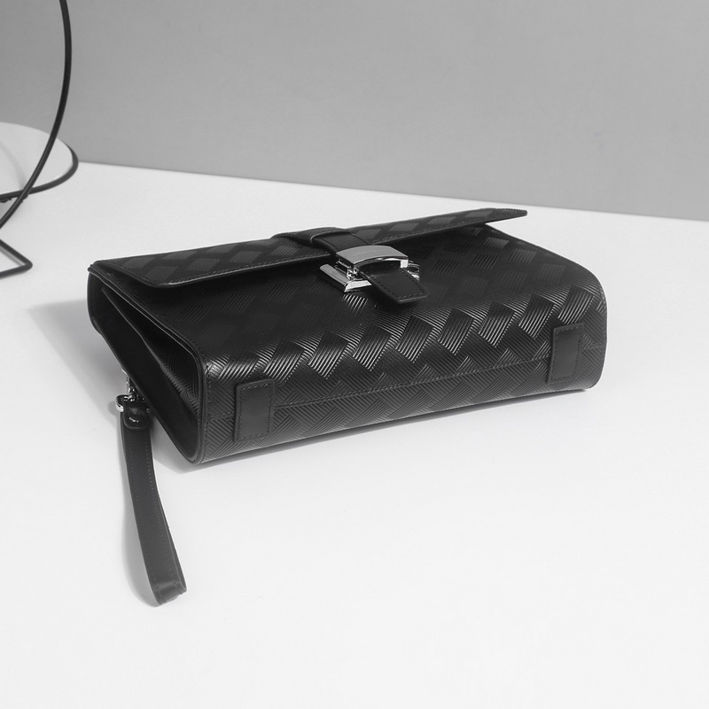 萬寶龍爆款來襲，精緻手包 選用由再生聚酯纖維頭層牛皮和棉質紗線制成的頭層牛皮面料