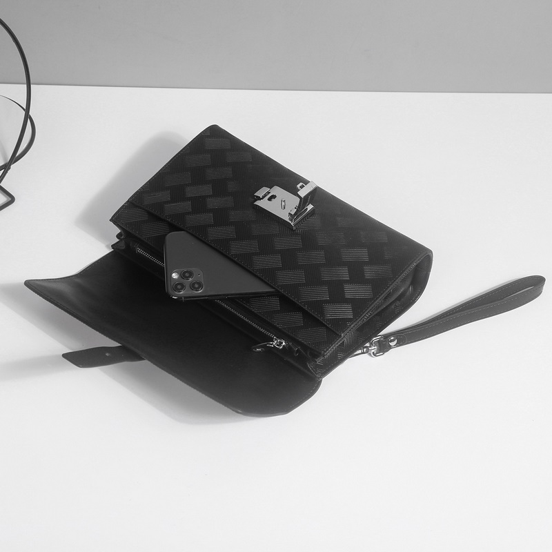 萬寶龍爆款來襲，精緻手包 選用由再生聚酯纖維頭層牛皮和棉質紗線制成的頭層牛皮面料