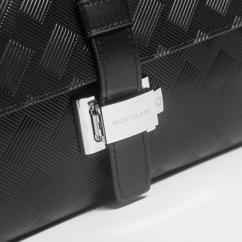 萬寶龍爆款來襲，精緻手包 選用由再生聚酯纖維頭層牛皮和棉質紗線制成的頭層牛皮面料