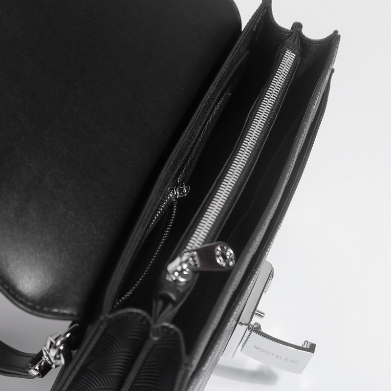 萬寶龍爆款來襲，精緻手包 選用由再生聚酯纖維頭層牛皮和棉質紗線制成的頭層牛皮面料