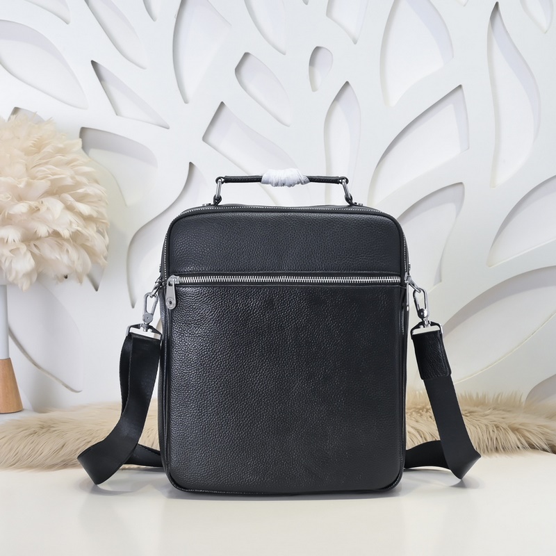 萬寶龍-最新款男士手提包/斜挎包 采用頭層牛皮 皮質(zhì)柔軟 手感超贊 獨特設(shè)計足以