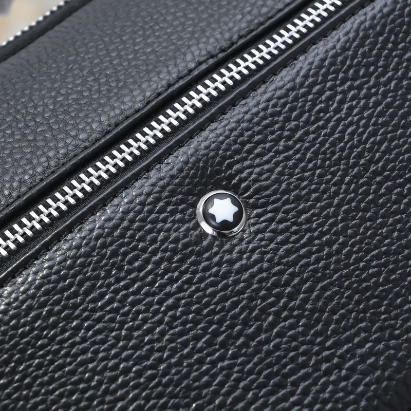 萬寶龍-最新款男士手提包/斜挎包 采用頭層牛皮 皮質(zhì)柔軟 手感超贊 獨特設(shè)計足以