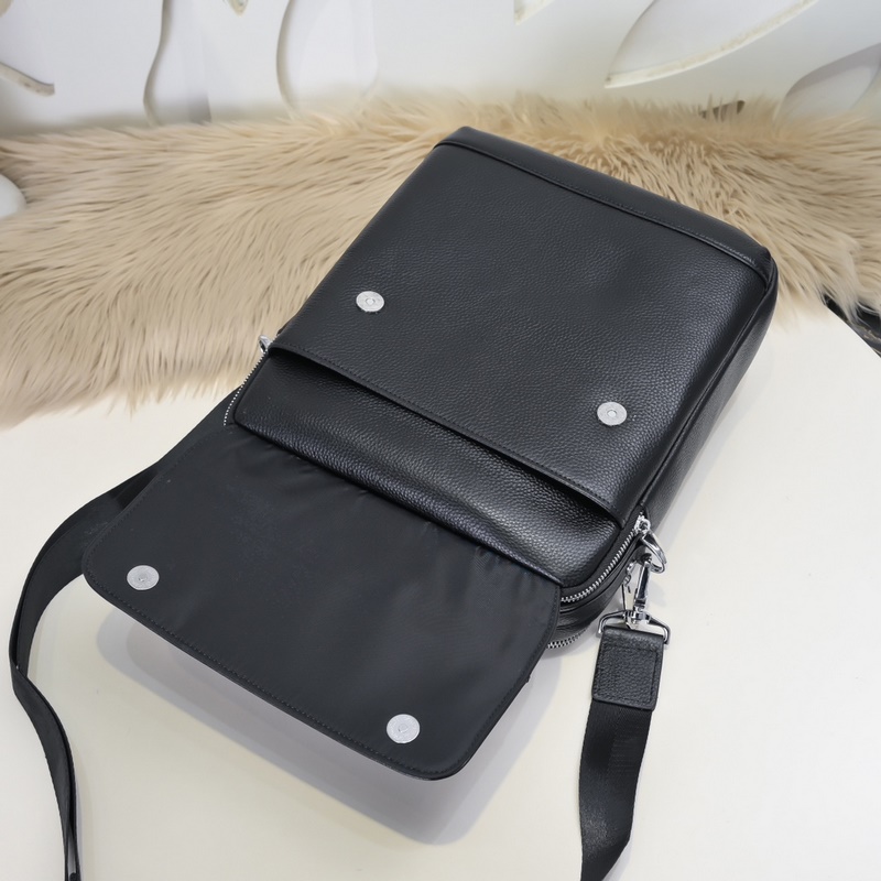 萬寶龍-最新款男士手提包/斜挎包 采用頭層牛皮 皮質(zhì)柔軟 手感超贊 獨特設(shè)計足以