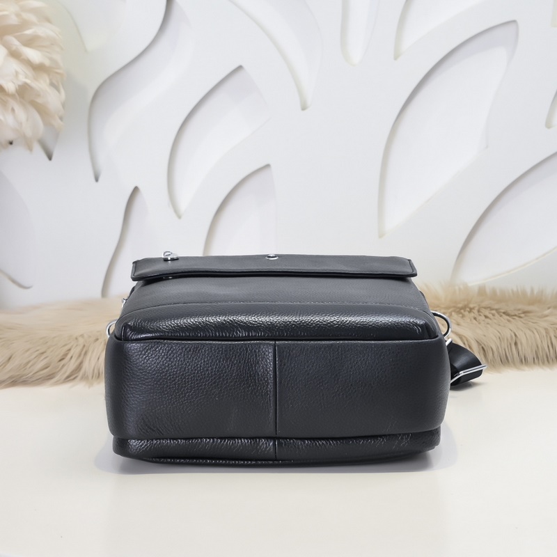 萬寶龍-最新款男士手提包/斜挎包 采用頭層牛皮 皮質(zhì)柔軟 手感超贊 獨特設(shè)計足以