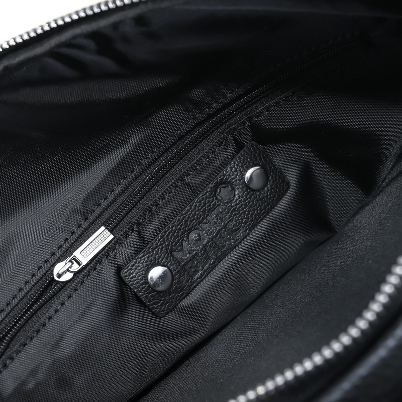 萬寶龍-最新款男士手提包/斜挎包 采用頭層牛皮 皮質(zhì)柔軟 手感超贊 獨特設(shè)計足以