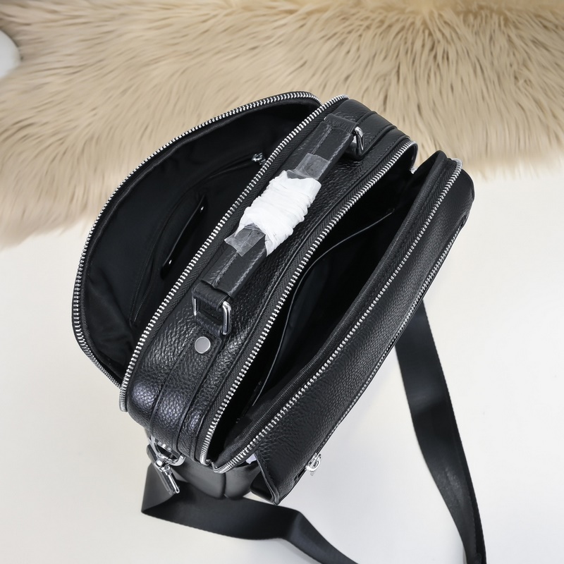 萬寶龍-最新款男士手提包/斜挎包 采用頭層牛皮 皮質(zhì)柔軟 手感超贊 獨特設(shè)計足以