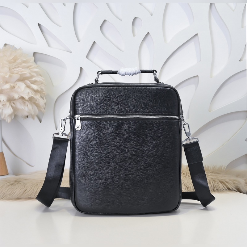 萬寶龍-最新款男士手提包/斜挎包 采用頭層牛皮 皮質(zhì)柔軟 手感超贊 獨(dú)特設(shè)計(jì)足以