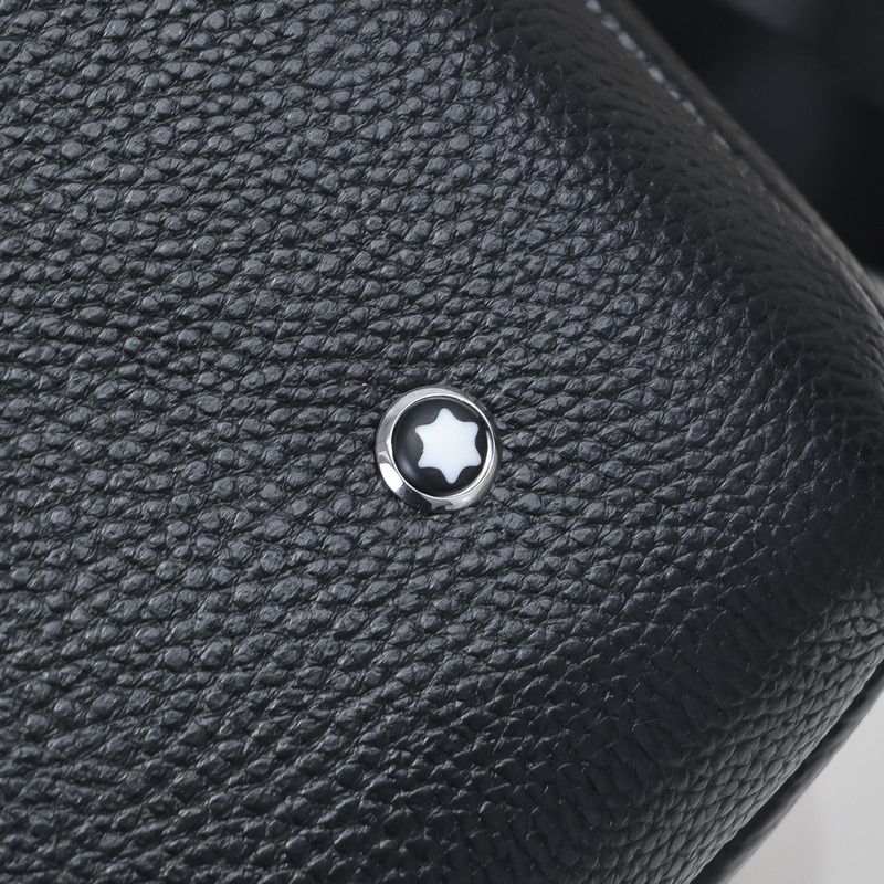 萬寶龍-最新款男士手提包/斜挎包 采用頭層牛皮 皮質(zhì)柔軟 手感超贊 獨(dú)特設(shè)計(jì)足以