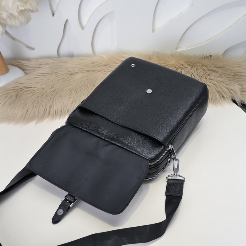 萬寶龍-最新款男士手提包/斜挎包 采用頭層牛皮 皮質(zhì)柔軟 手感超贊 獨(dú)特設(shè)計(jì)足以