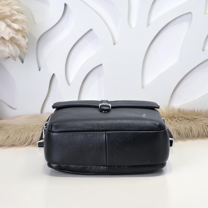 萬寶龍-最新款男士手提包/斜挎包 采用頭層牛皮 皮質(zhì)柔軟 手感超贊 獨(dú)特設(shè)計(jì)足以