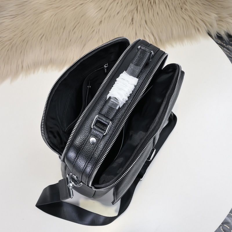 萬寶龍-最新款男士手提包/斜挎包 采用頭層牛皮 皮質(zhì)柔軟 手感超贊 獨(dú)特設(shè)計(jì)足以