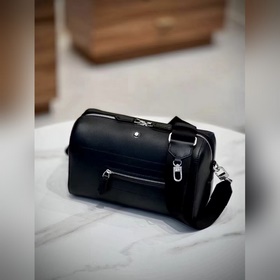 萬寶龍軟皮系列郵筒包 經典黑，從品牌豐厚的書寫文化中汲取靈感，點亮煥新色彩搭配，