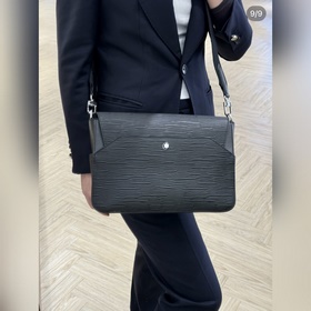 萬寶龍經典斜挎包，頂級頭層牛皮承載歲月質感，清晰立體紋路訴說高級工藝。擴容設計巧