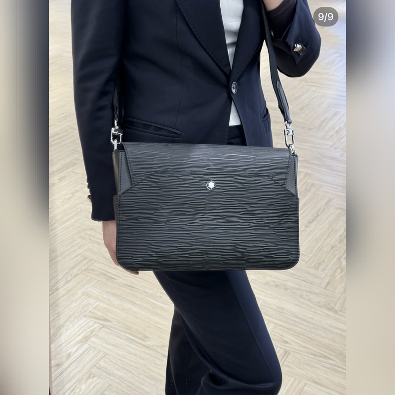 萬(wàn)寶龍經(jīng)典斜挎包，頂級(jí)頭層牛皮承載歲月質(zhì)感，清晰立體紋路訴說(shuō)高級(jí)工藝。擴(kuò)容設(shè)計(jì)巧