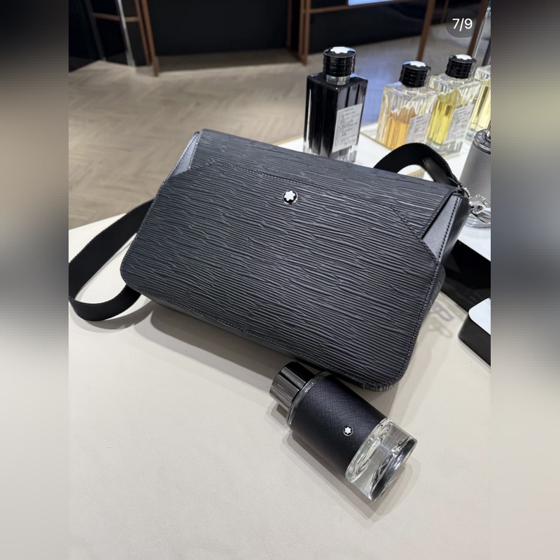 萬(wàn)寶龍經(jīng)典斜挎包，頂級(jí)頭層牛皮承載歲月質(zhì)感，清晰立體紋路訴說(shuō)高級(jí)工藝。擴(kuò)容設(shè)計(jì)巧