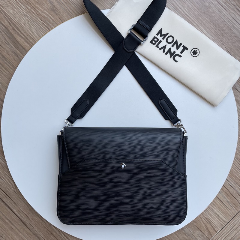 萬(wàn)寶龍經(jīng)典斜挎包，頂級(jí)頭層牛皮承載歲月質(zhì)感，清晰立體紋路訴說(shuō)高級(jí)工藝。擴(kuò)容設(shè)計(jì)巧