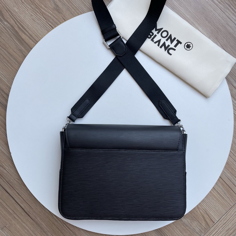 萬(wàn)寶龍經(jīng)典斜挎包，頂級(jí)頭層牛皮承載歲月質(zhì)感，清晰立體紋路訴說(shuō)高級(jí)工藝。擴(kuò)容設(shè)計(jì)巧