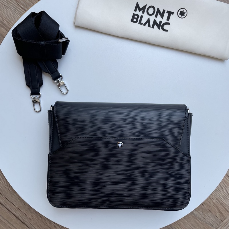 萬(wàn)寶龍經(jīng)典斜挎包，頂級(jí)頭層牛皮承載歲月質(zhì)感，清晰立體紋路訴說(shuō)高級(jí)工藝。擴(kuò)容設(shè)計(jì)巧