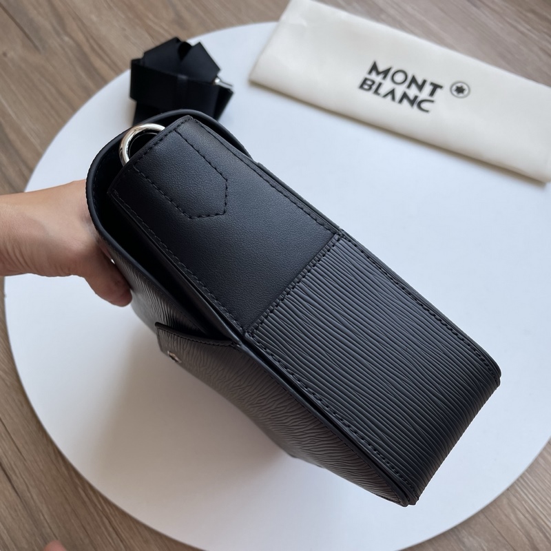 萬(wàn)寶龍經(jīng)典斜挎包，頂級(jí)頭層牛皮承載歲月質(zhì)感，清晰立體紋路訴說(shuō)高級(jí)工藝。擴(kuò)容設(shè)計(jì)巧