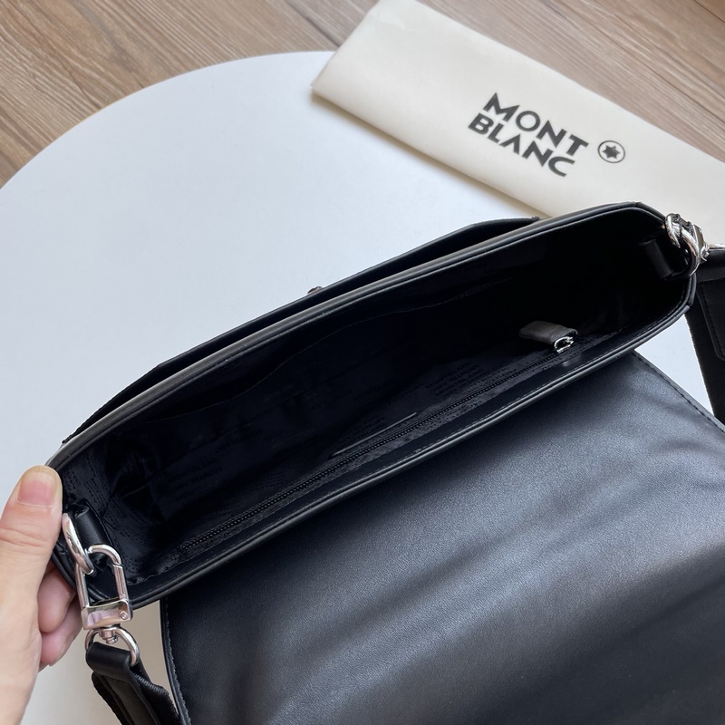 萬(wàn)寶龍經(jīng)典斜挎包，頂級(jí)頭層牛皮承載歲月質(zhì)感，清晰立體紋路訴說(shuō)高級(jí)工藝。擴(kuò)容設(shè)計(jì)巧