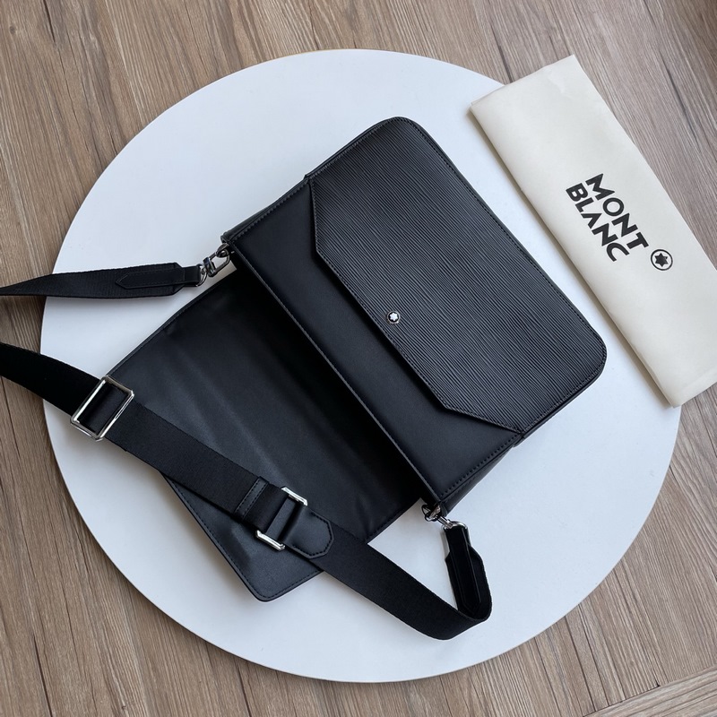 萬(wàn)寶龍經(jīng)典斜挎包，頂級(jí)頭層牛皮承載歲月質(zhì)感，清晰立體紋路訴說(shuō)高級(jí)工藝。擴(kuò)容設(shè)計(jì)巧