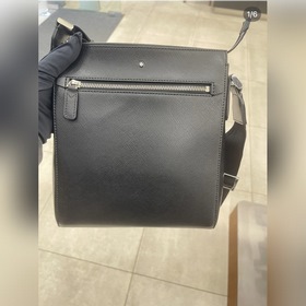 萬寶龍-最新款，男士斜挎包 選用優質頭層牛皮打造，經典斜挎包型輕巧貼合。耐磨防刮