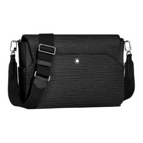 萬寶龍經典斜挎包，頂級頭層牛皮承載歲月質感，清晰立體紋路訴說高級工藝。擴容設計巧