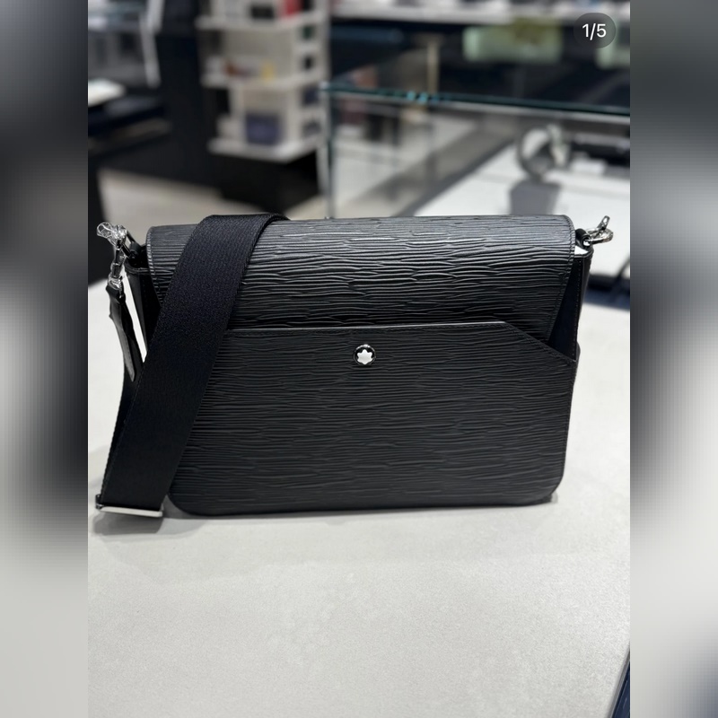 萬寶龍經典斜挎包，頂級頭層牛皮承載歲月質感，清晰立體紋路訴說高級工藝。擴容設計巧