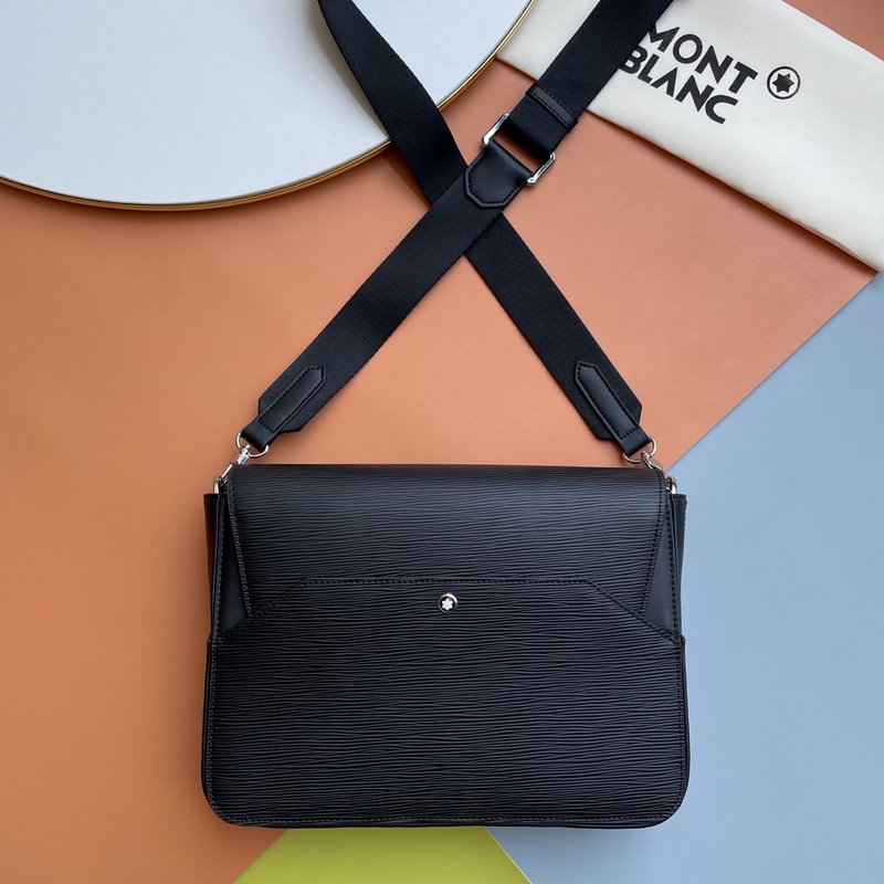 萬寶龍經典斜挎包，頂級頭層牛皮承載歲月質感，清晰立體紋路訴說高級工藝。擴容設計巧