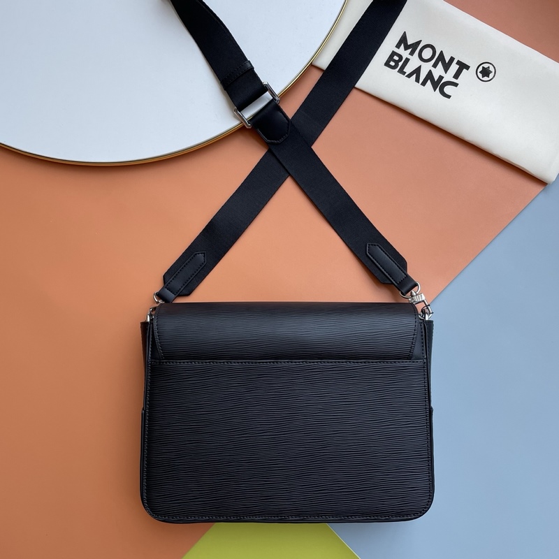 萬寶龍經典斜挎包，頂級頭層牛皮承載歲月質感，清晰立體紋路訴說高級工藝。擴容設計巧