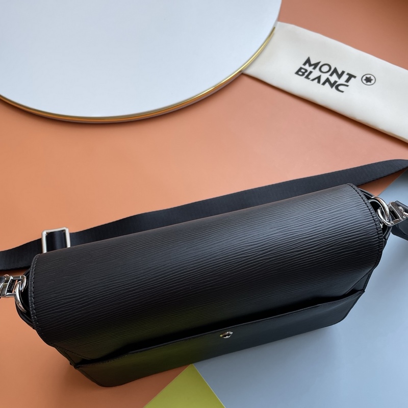 萬寶龍經典斜挎包，頂級頭層牛皮承載歲月質感，清晰立體紋路訴說高級工藝。擴容設計巧