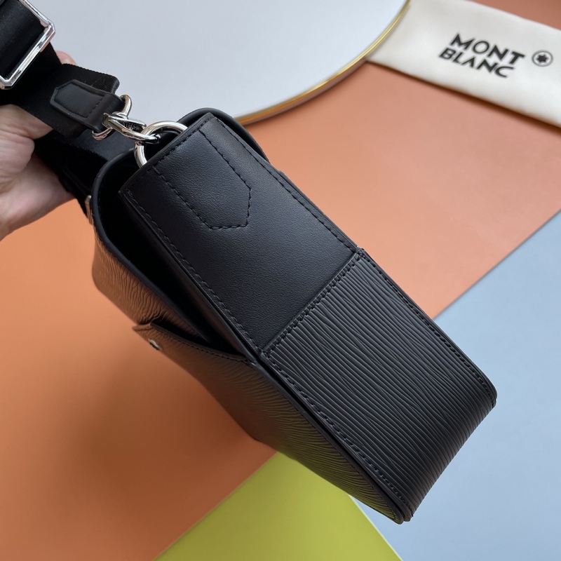 萬寶龍經典斜挎包，頂級頭層牛皮承載歲月質感，清晰立體紋路訴說高級工藝。擴容設計巧