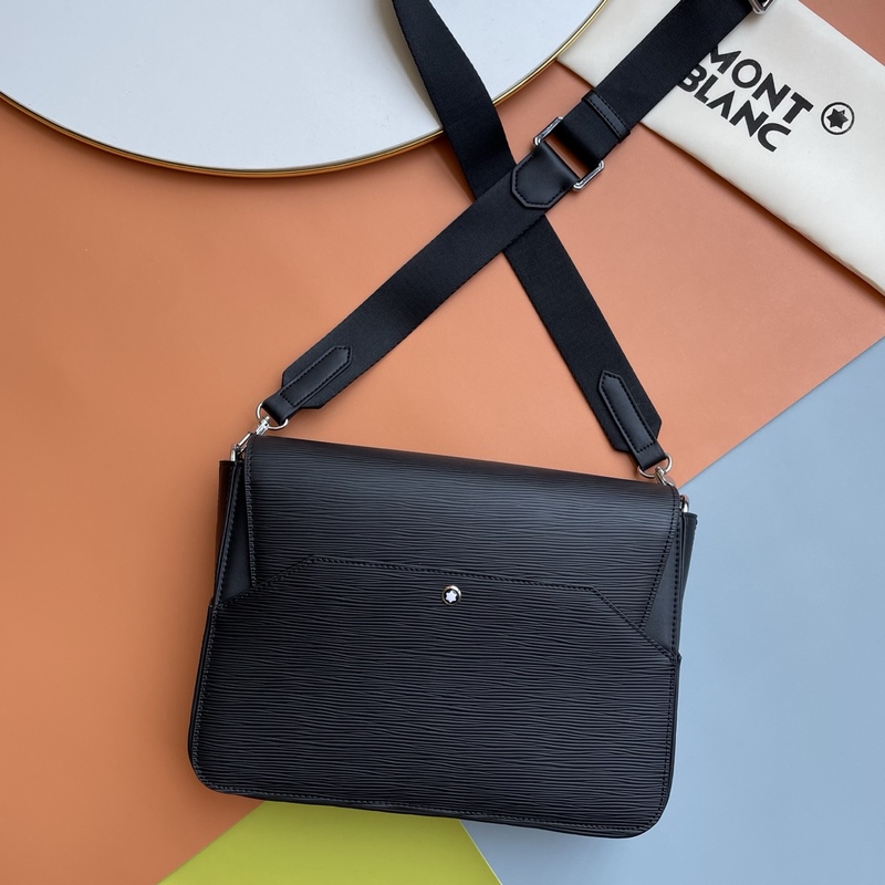 萬寶龍經典斜挎包，頂級頭層牛皮承載歲月質感，清晰立體紋路訴說高級工藝。擴容設計巧