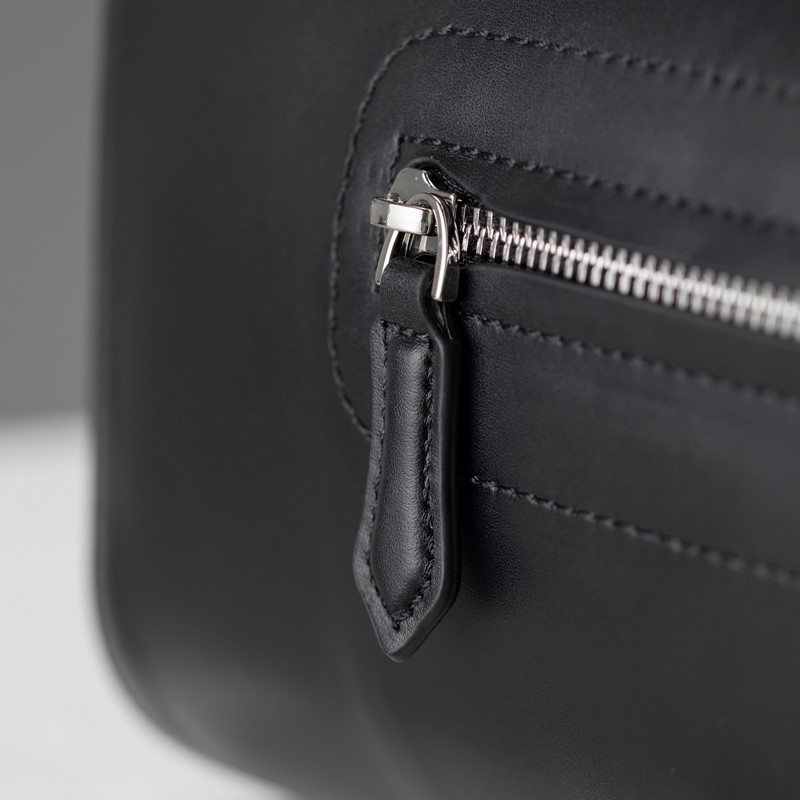 MONTBL NC萬寶龍軟皮系列142郵筒包經典黑 型號：MB131797# 材