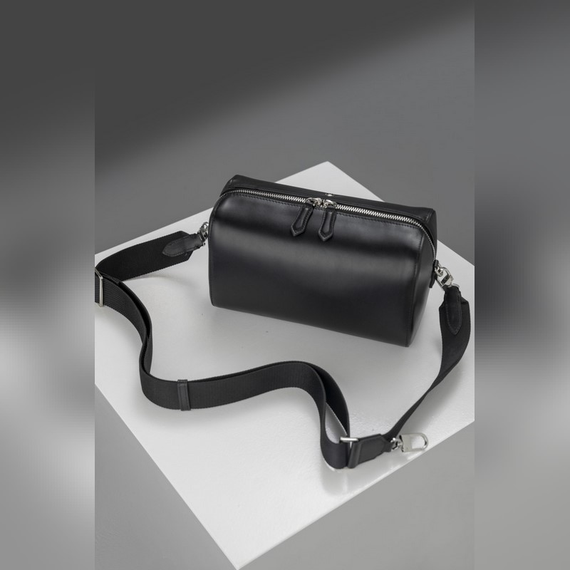 MONTBL NC萬寶龍軟皮系列142郵筒包經典黑 型號：MB131797# 材