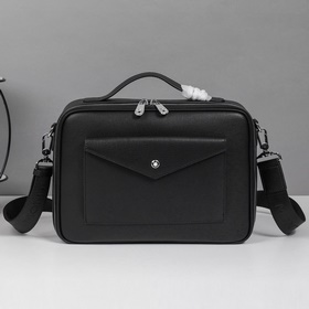 萬寶龍爆款來襲，精緻單肩包 選用由再生聚酯纖維頭層牛皮和棉質紗線制成的面料打造，