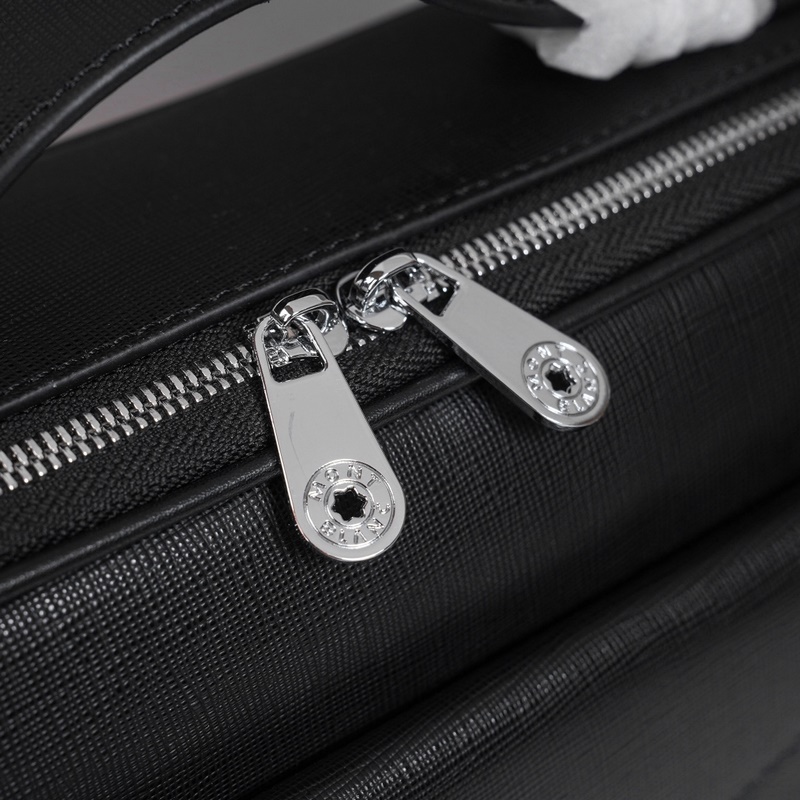 萬寶龍爆款來襲，精緻單肩包 選用由再生聚酯纖維頭層牛皮和棉質紗線制成的面料打造，