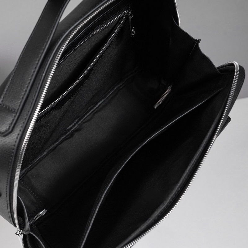 萬寶龍爆款來襲，精緻單肩包 選用由再生聚酯纖維頭層牛皮和棉質紗線制成的面料打造，