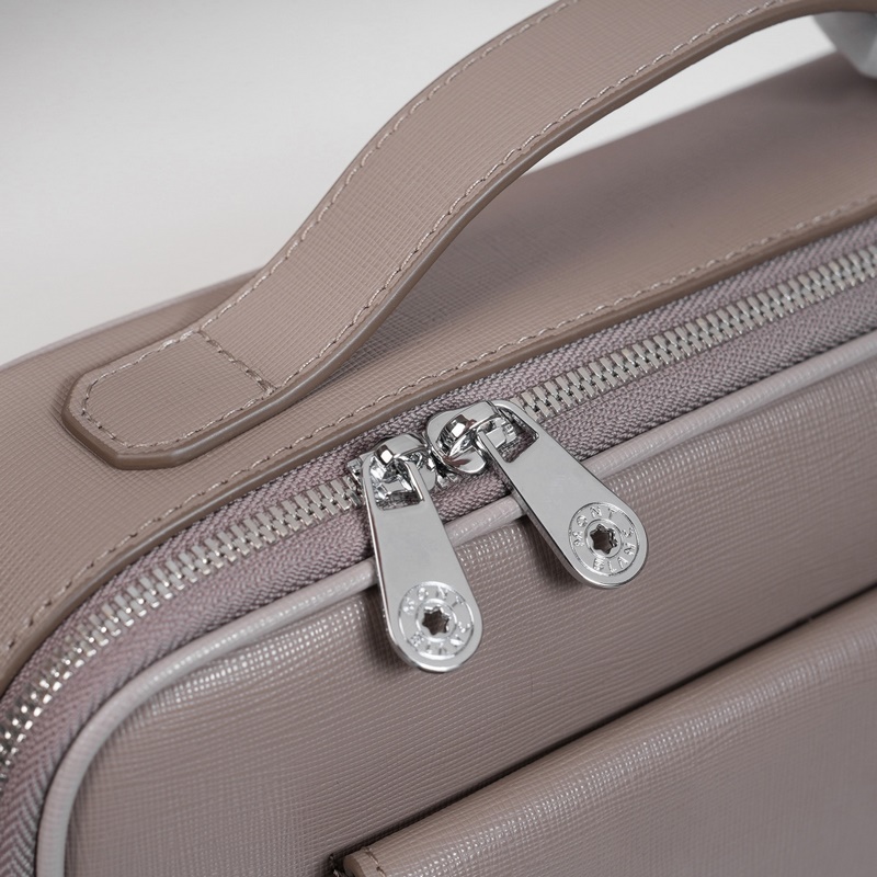 萬寶龍爆款來襲，精緻單肩包 選用由再生聚酯纖維頭層牛皮和棉質(zhì)紗線制成的面料打造，