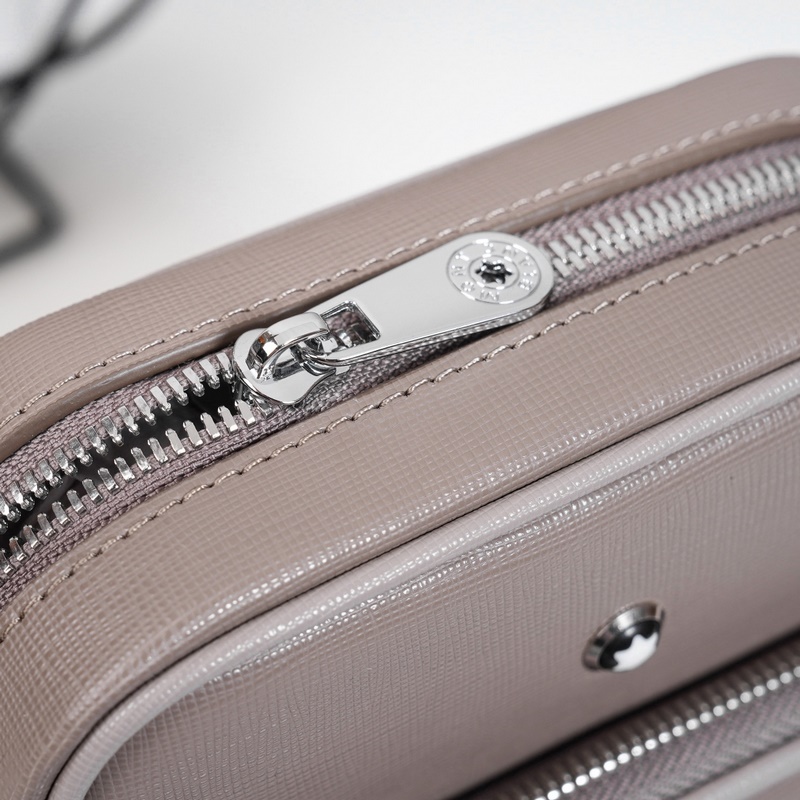 萬寶龍爆款來襲，精緻單肩包 選用由再生聚酯纖維頭層牛皮和棉質紗線制成的面料打造，