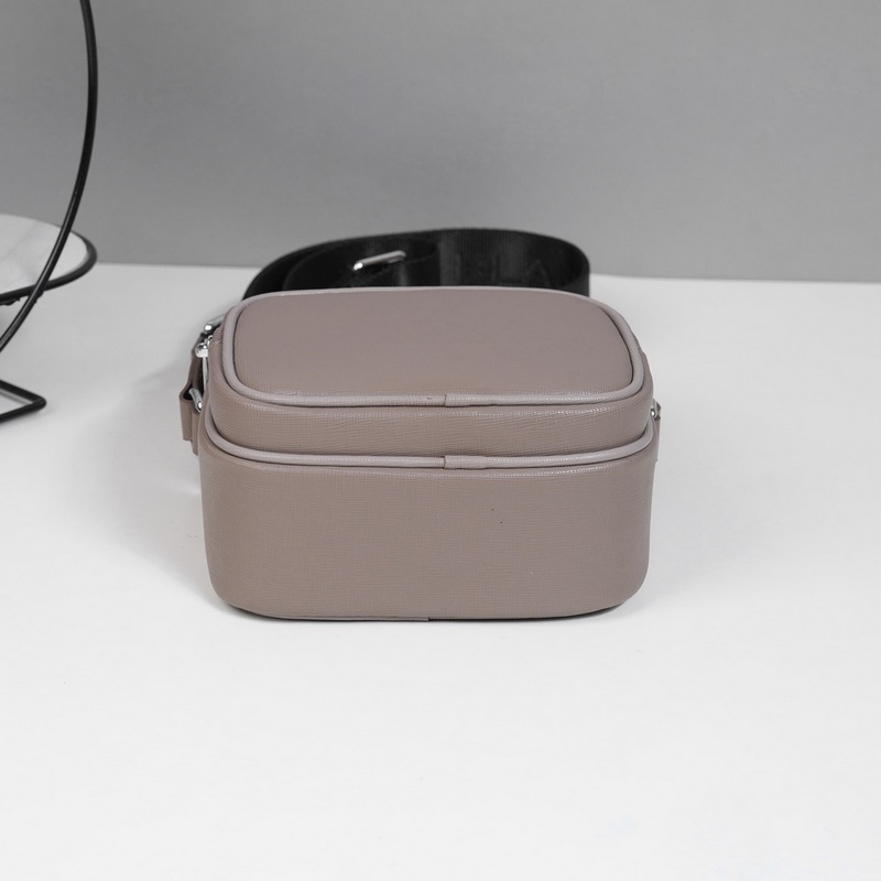 萬寶龍爆款來襲，精緻單肩包 選用由再生聚酯纖維頭層牛皮和棉質紗線制成的面料打造，